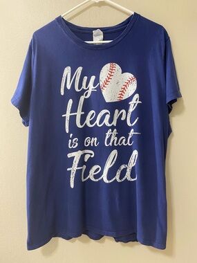 Baseball mom t-shirt xxl navy blue My heart is on that field short sleeve